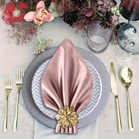 Kit Luxo com 14 Peças — Guardanapos de Cetim e Argolas Douradas Florais