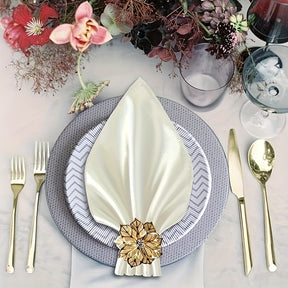 Kit Luxo com 14 Peças — Guardanapos de Cetim e Argolas Douradas Florais